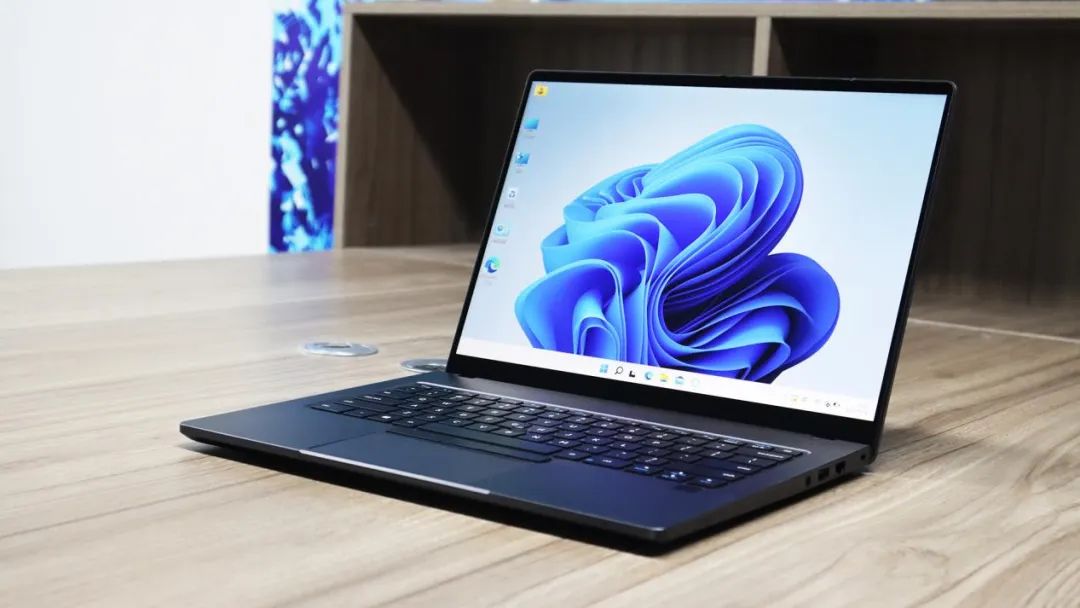 What features should a business laptop have? iNEWS