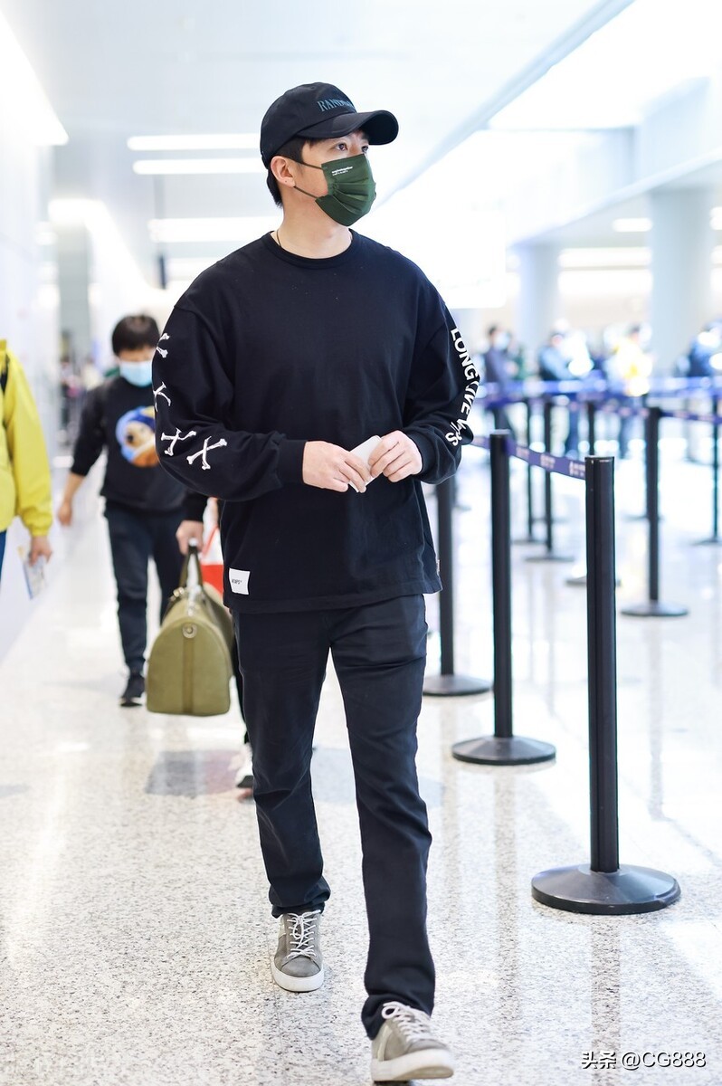 Star airport photos Yu Haoming appeared at Hangzhou Airport - iNEWS