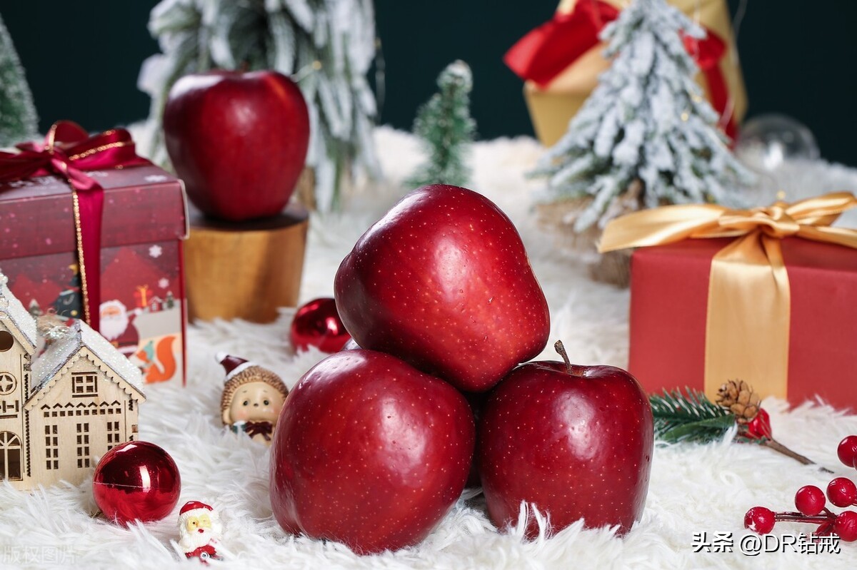 What is the difference between Christmas Eve and Christmas?You must