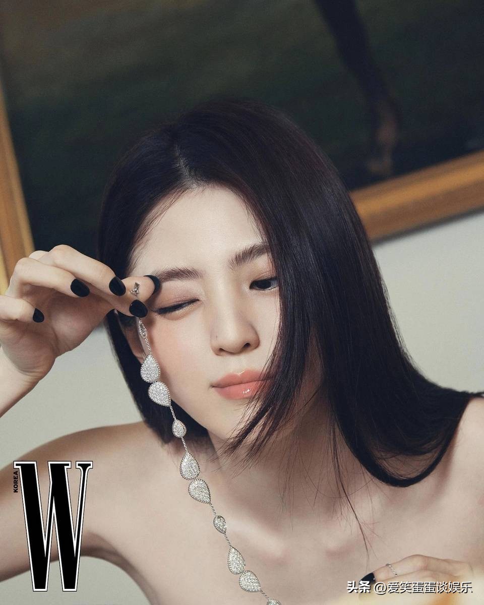 Han Suxi wears a tube top and black dress with a simple and high-end ...