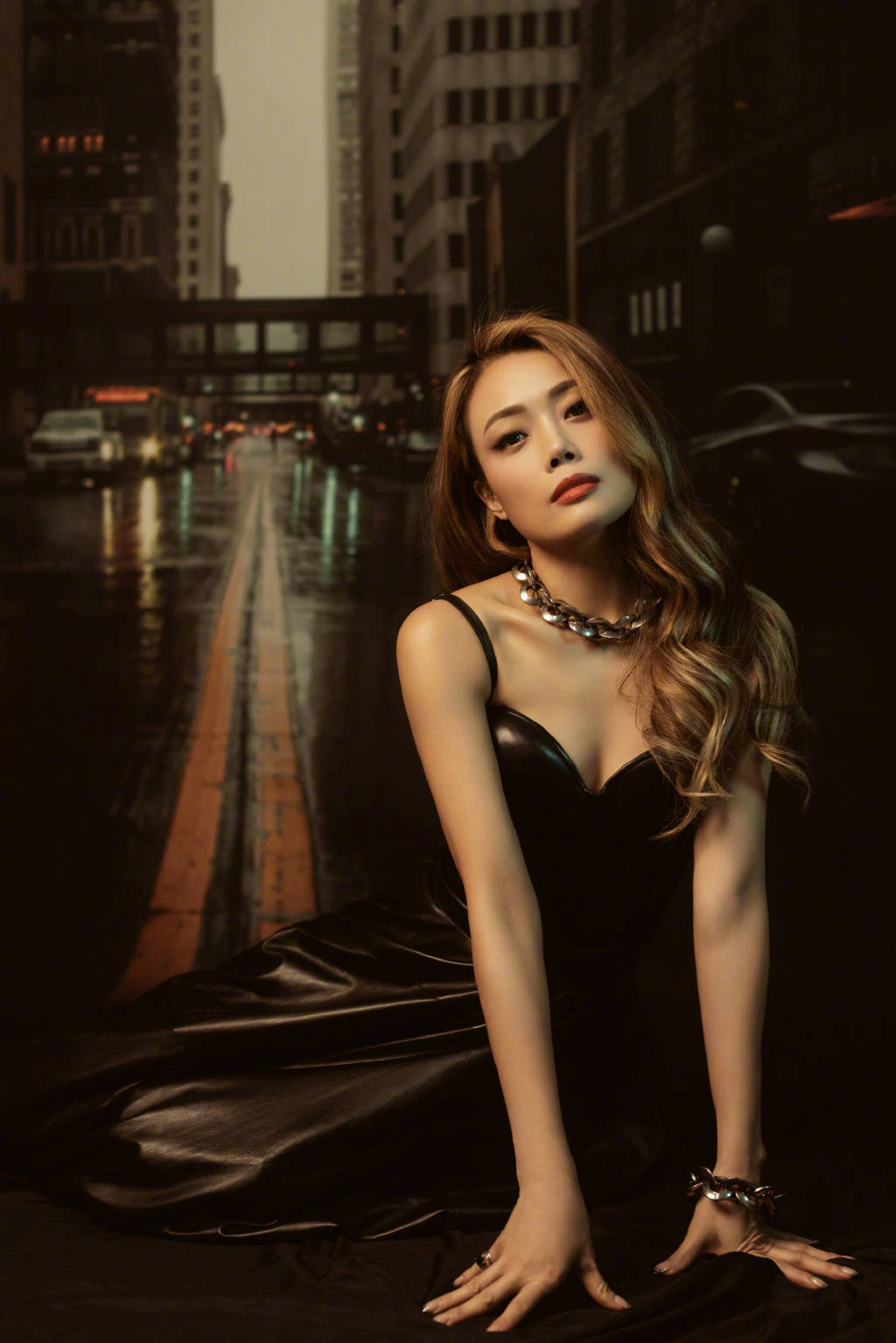 Joey Yung took a photo shoot on a rainy night, wearing a black leather ...