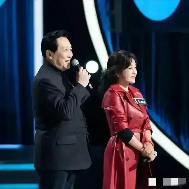 Liu Xiaoqing and Tang Guoqiang are in the same frame, like brother and ...