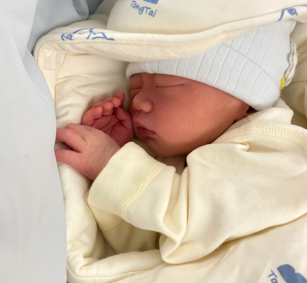 Babies spit up frequently, burping is a kind of harm, mothers should be careful iNEWS