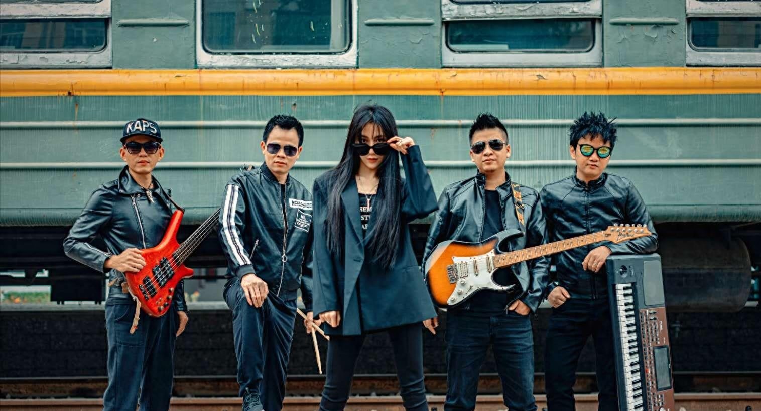 The "Girls' Twelve Band", which was very popular back then, gave up