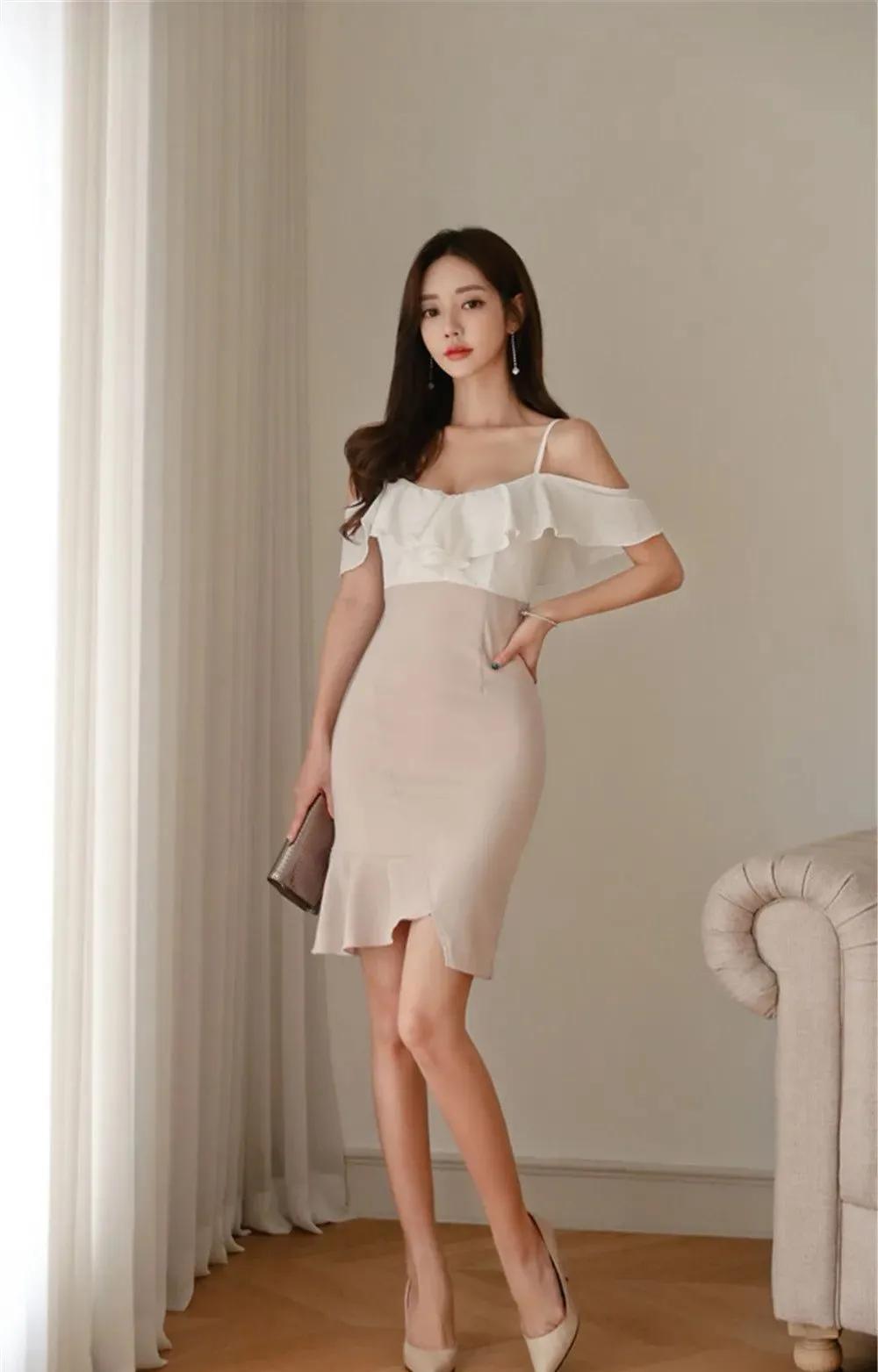 Sun Yunzhu wears a one-piece knee-length skirt with suspenders, which ...