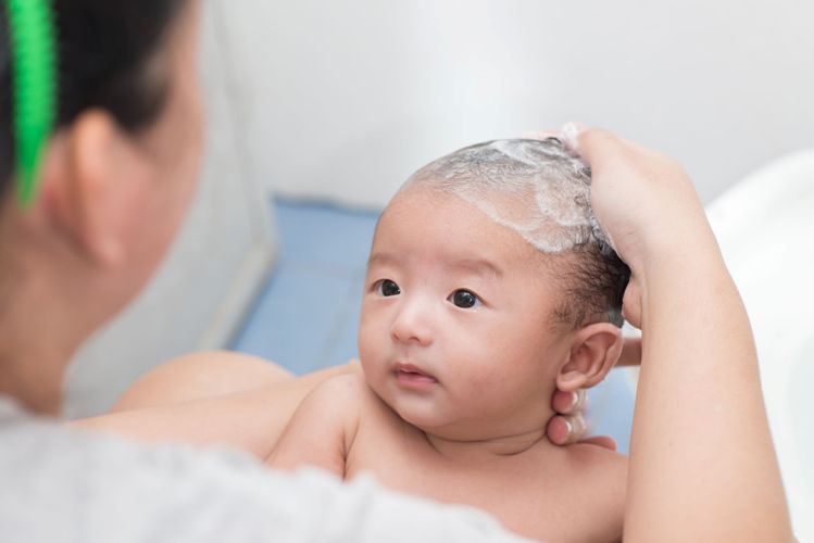 The baby's saliva keeps flowing, and the mother can only use the saliva