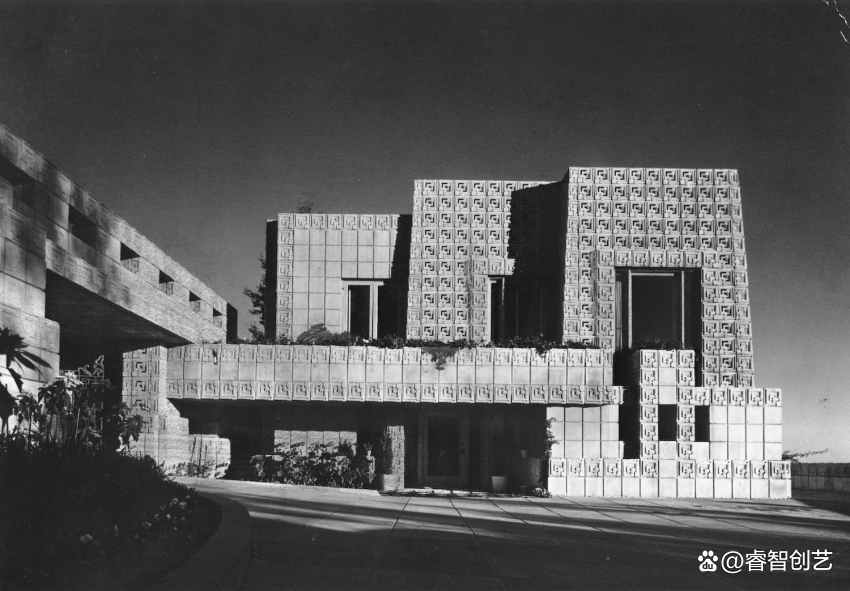 Legendary American architect Frank Lloyd Wright re-enacts Mayan culture ...