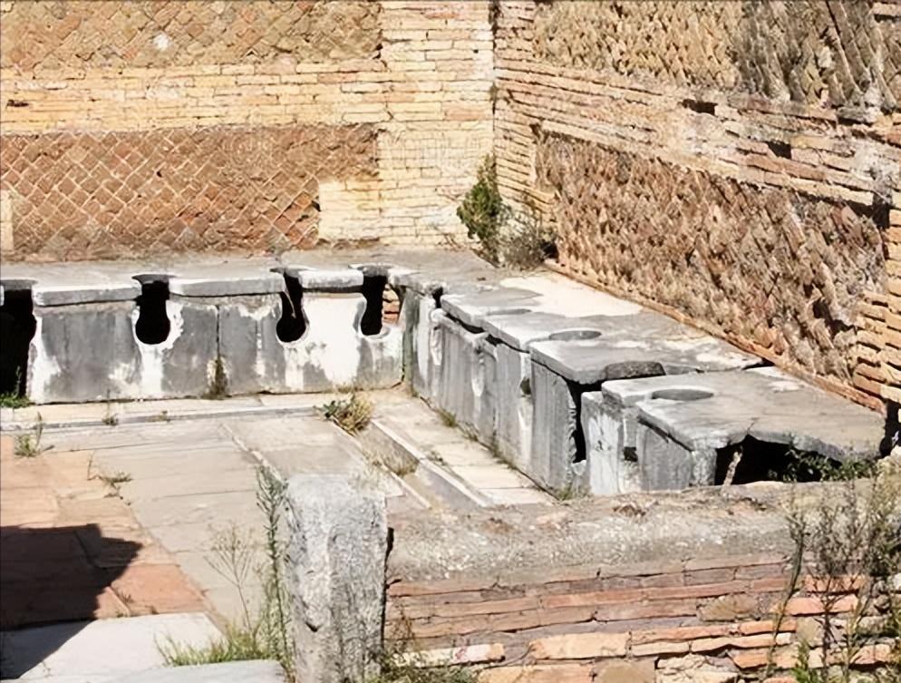 How did ancient Roman toilets work? How do sponges in sewers and sticks
