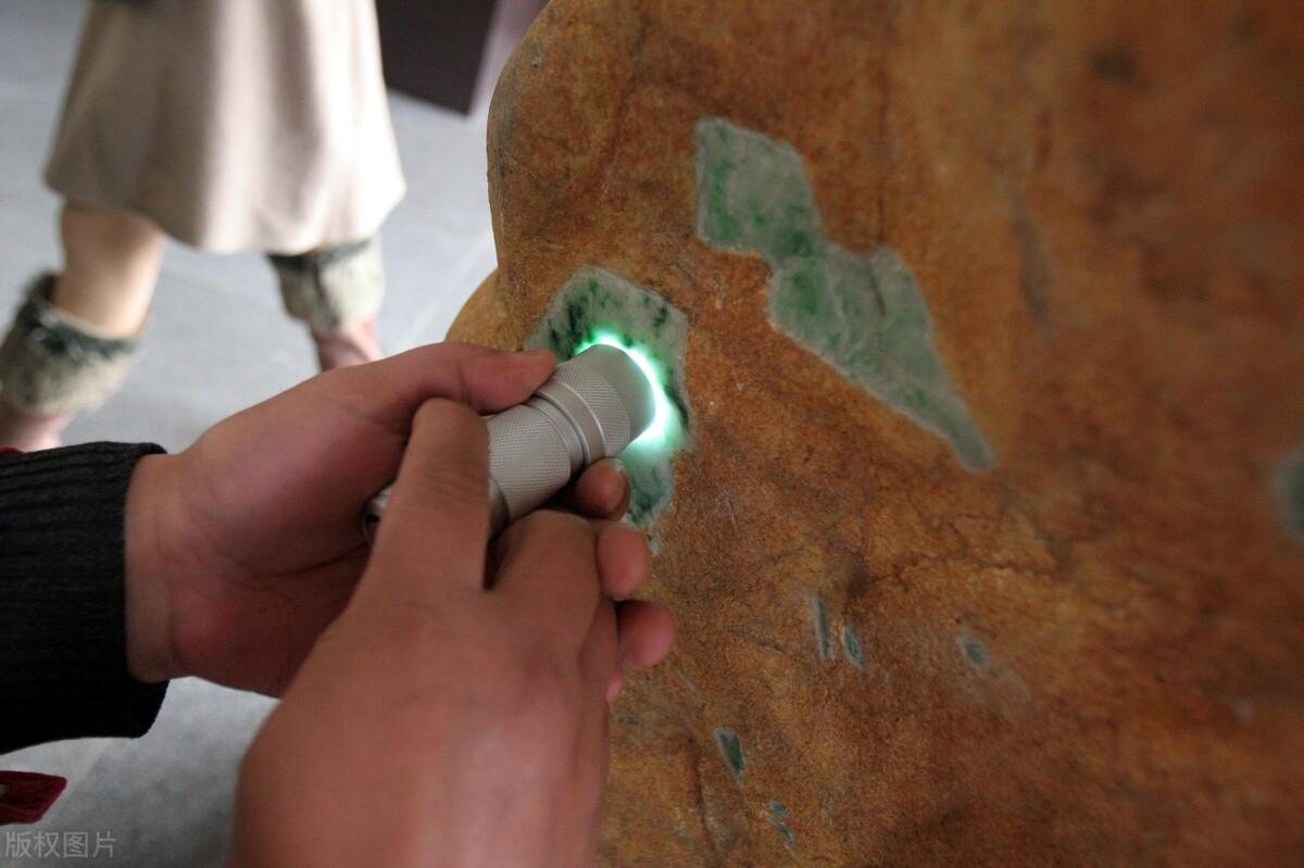 How to distinguish and choose rough jadeite?These tricks teach you to