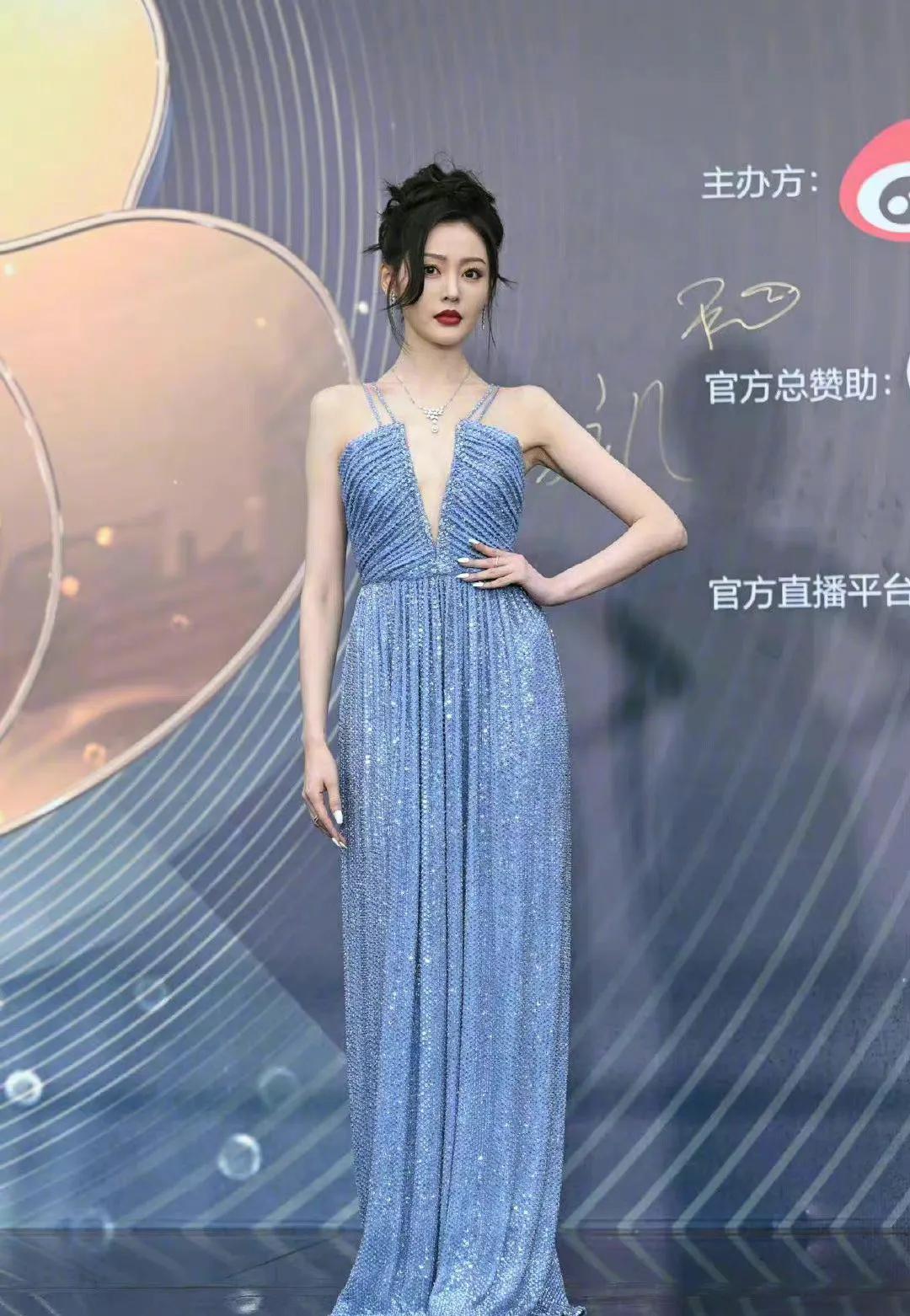 It's hard to describe the look of the actress on Weibo night: Ren Min ...