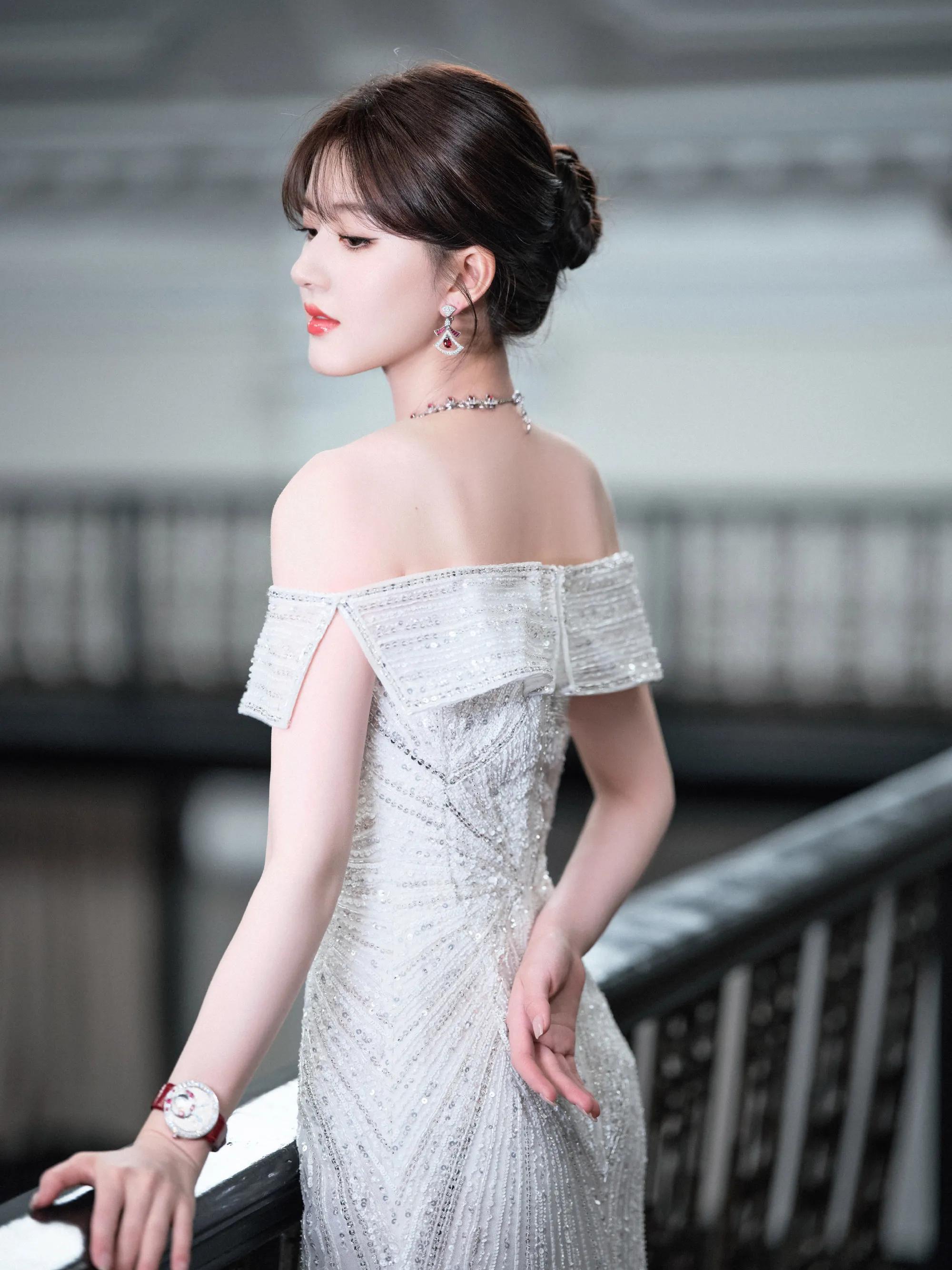 Zhao Lusi appeared in Bulgari's offline activities, wearing a one ...