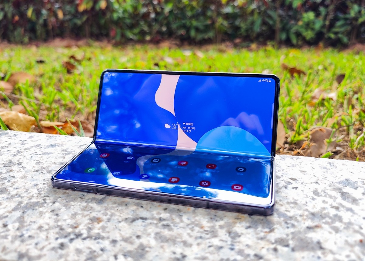 Why is Samsung Z Fold4 said to be the best folding screen phone this