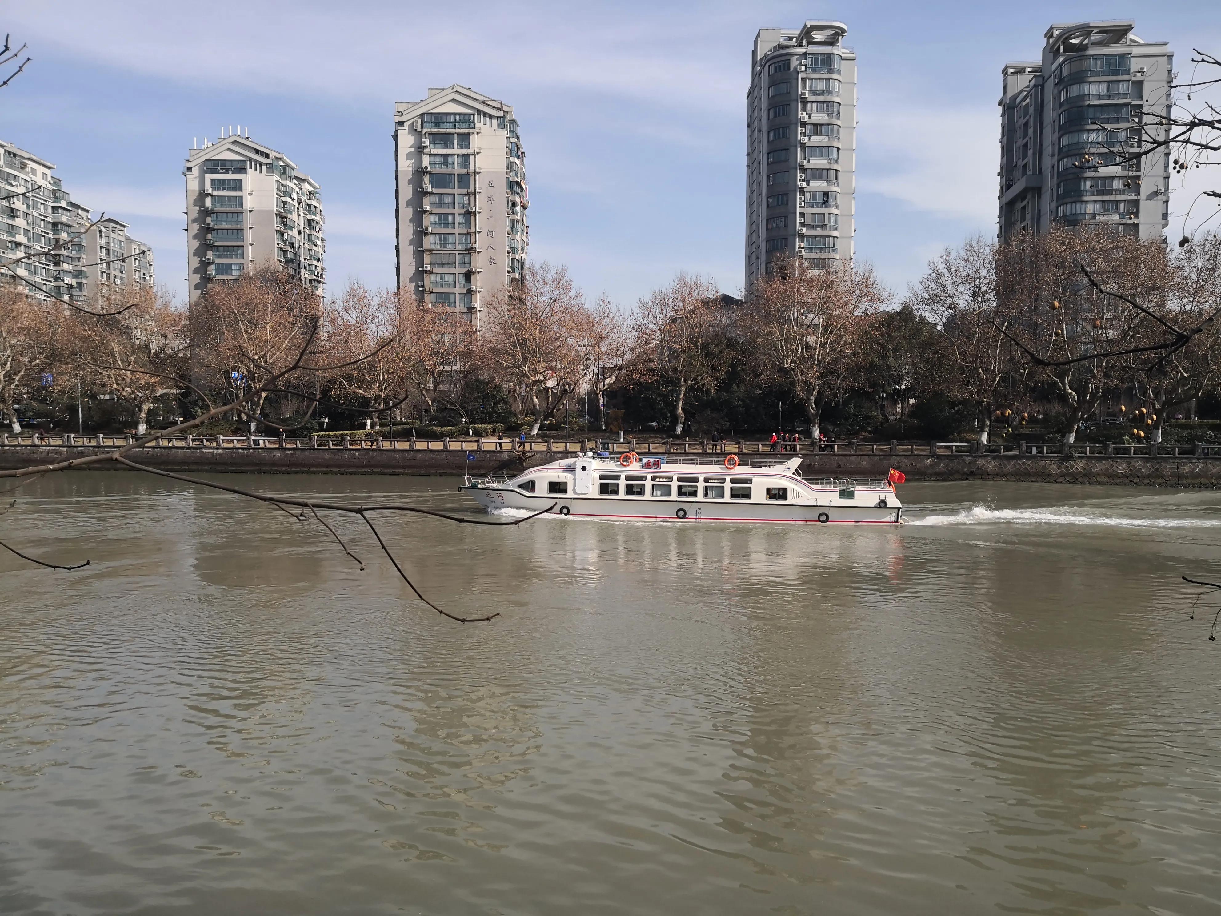 It's really cool to go around Hangzhou by water bus - iMedia