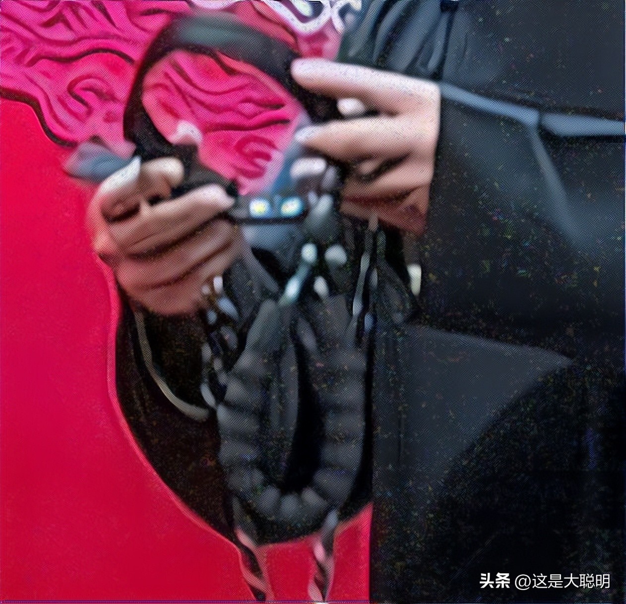 When Zhang Jiunan of Deyun Society performed, he was given a dog collar ...