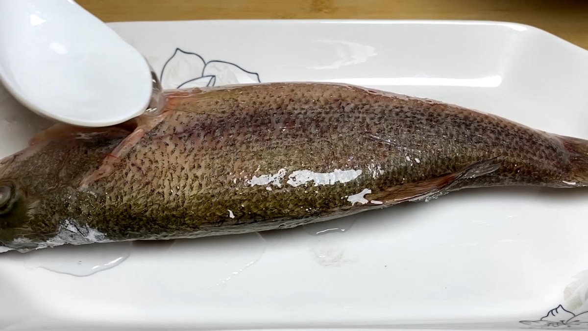 No matter what kind of fish to thaw, remember not to soak it in water