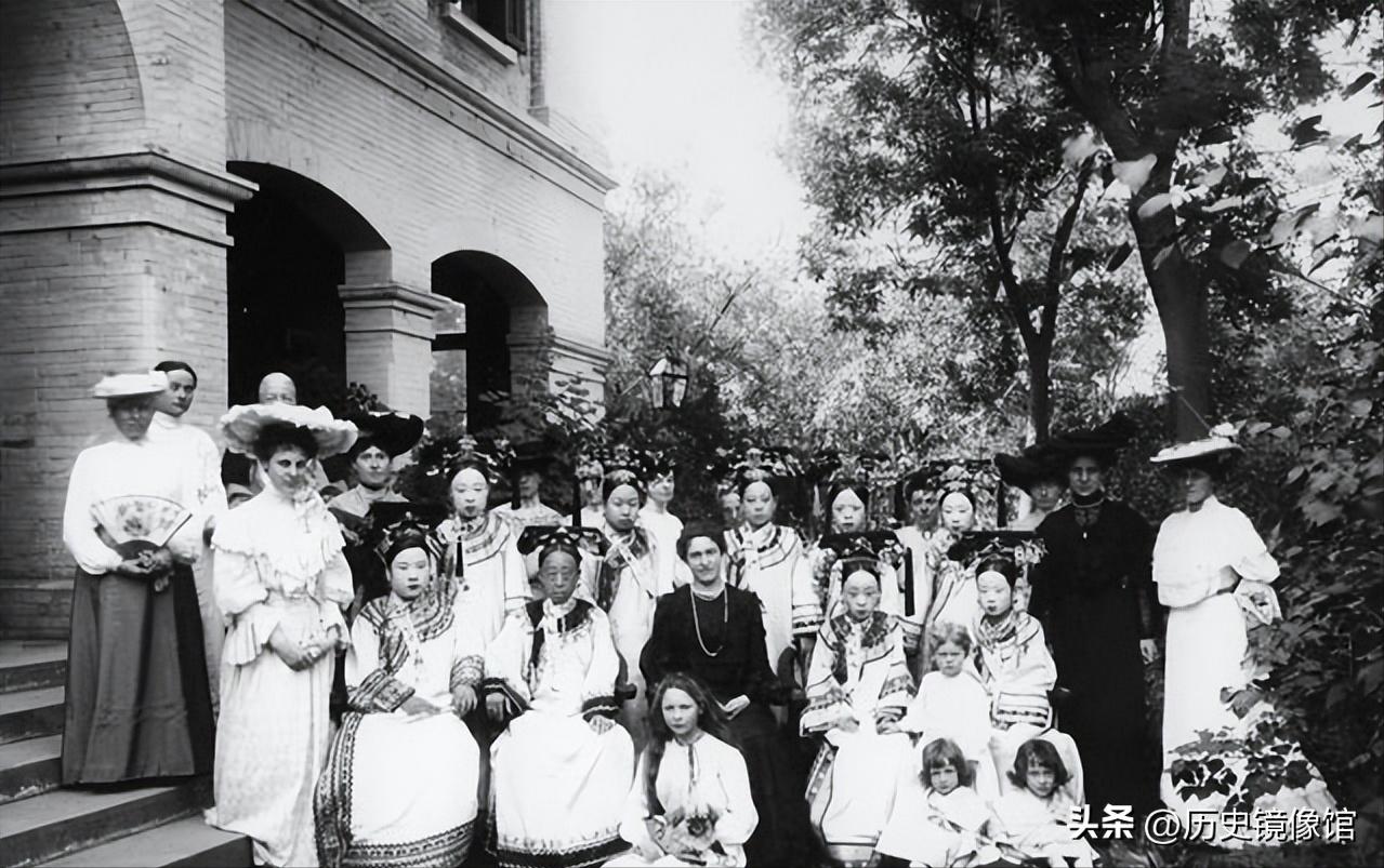 Old photos of the Qing Palace, a group photo of Princess Rongshou Gulun ...