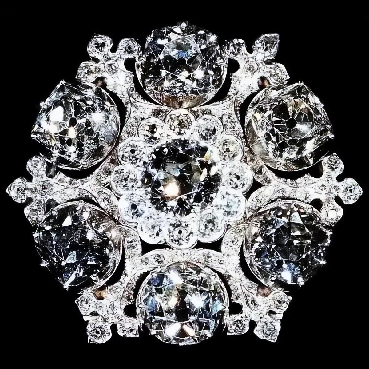 Queen's brooches each has a specific meaning iNEWS