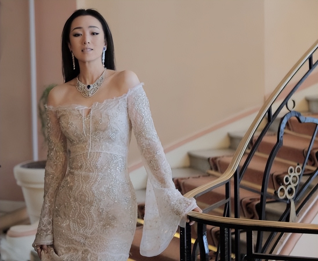 Gong Li was naked on a "large scale" and helped a man with her hands