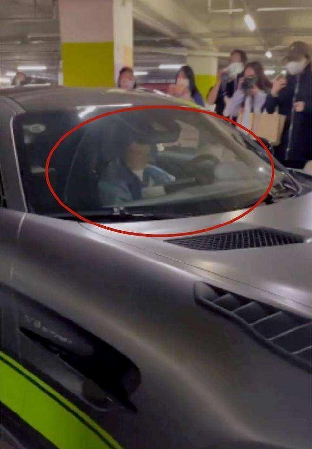 Mr. Zhou Jiuliang drives a luxury car to attract heated discussions