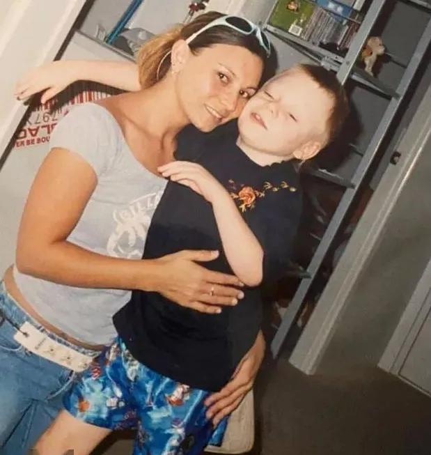 背著26歲殘疾失明的兒子週遊世界，這位43歲單親媽媽感動了上億人