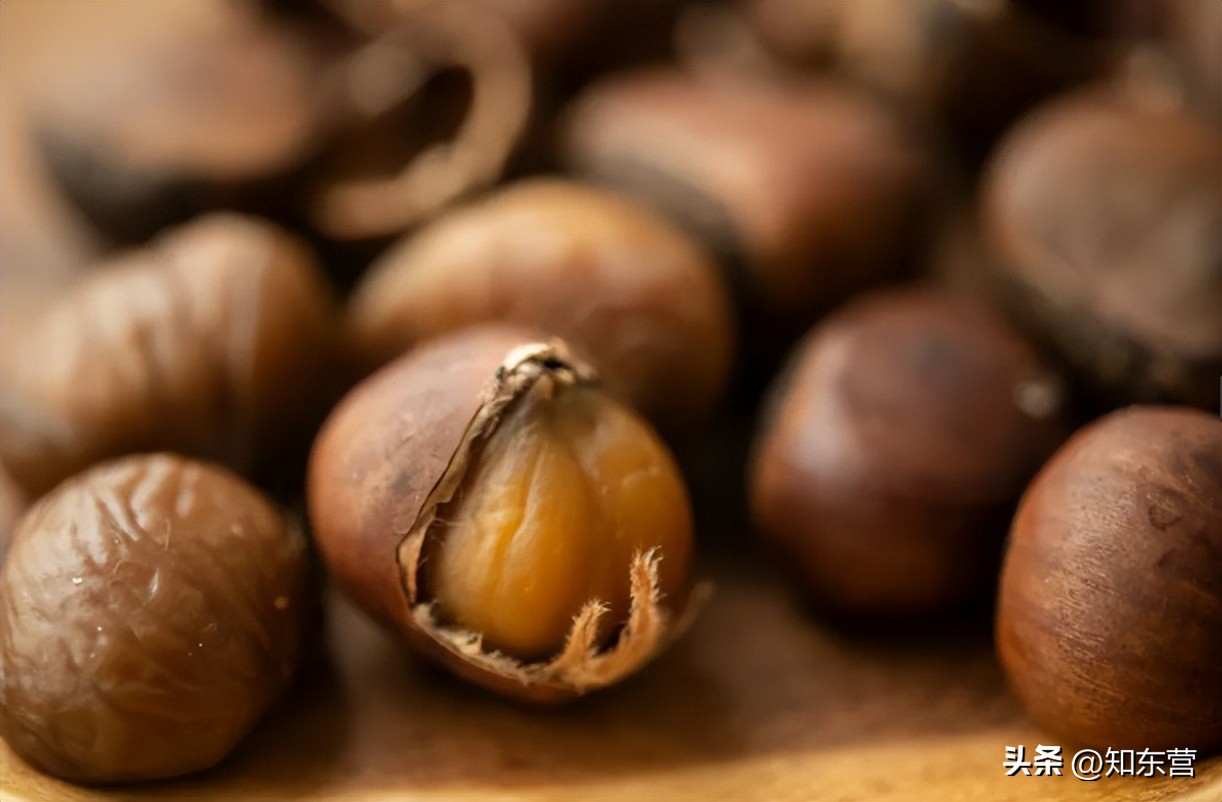 It is obviously sugarfried chestnuts, why should they be fried with