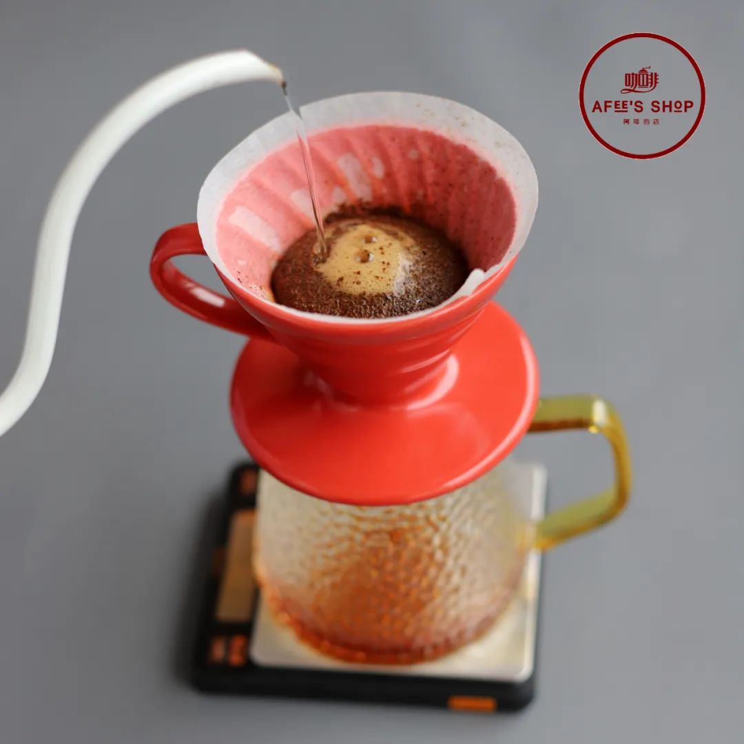 Learn hand pouring skills and use the V60 filter cup to make a good cup