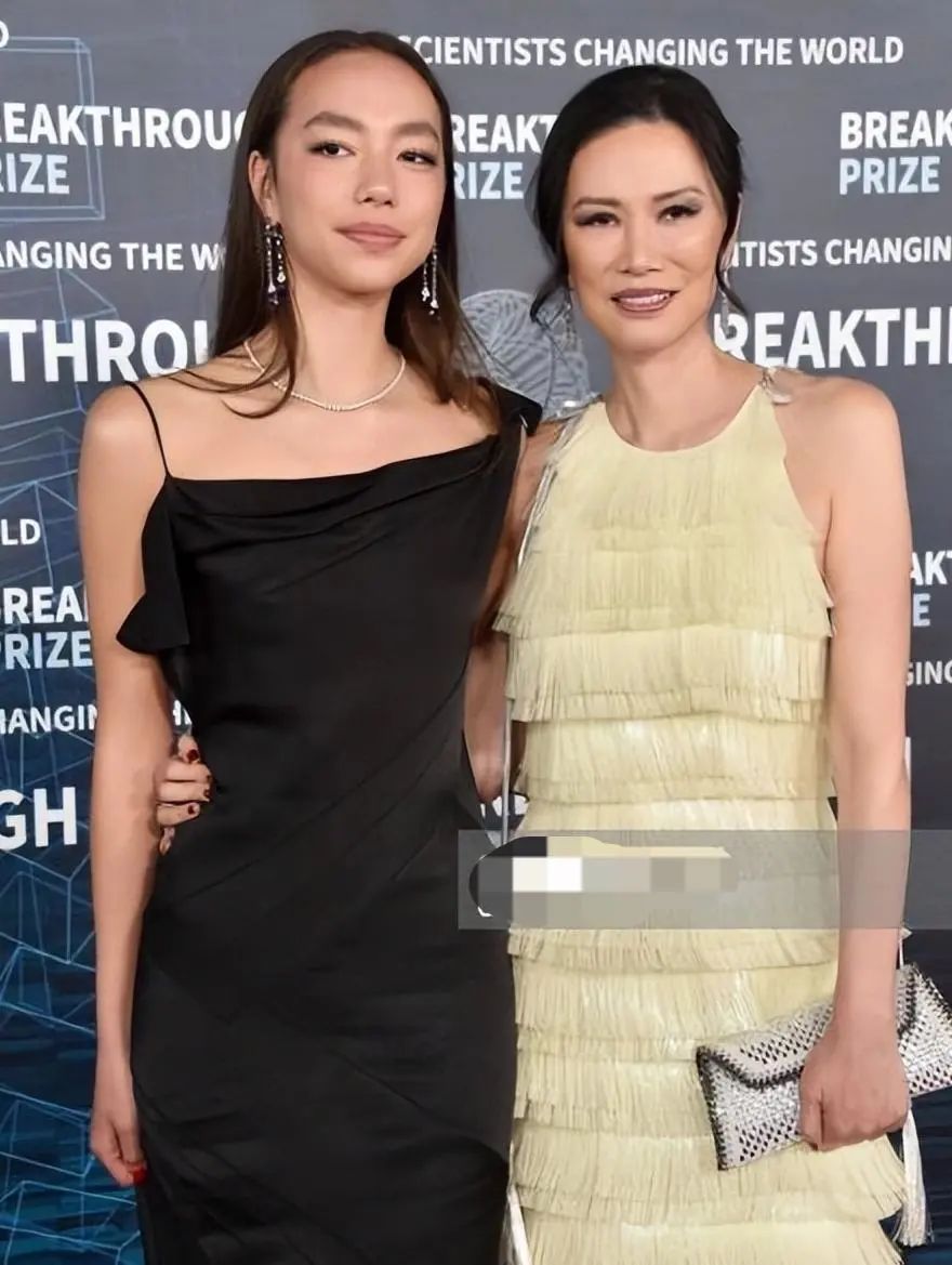 Wendi Deng looks like a big girl in a cake skirt, and her daughter ...