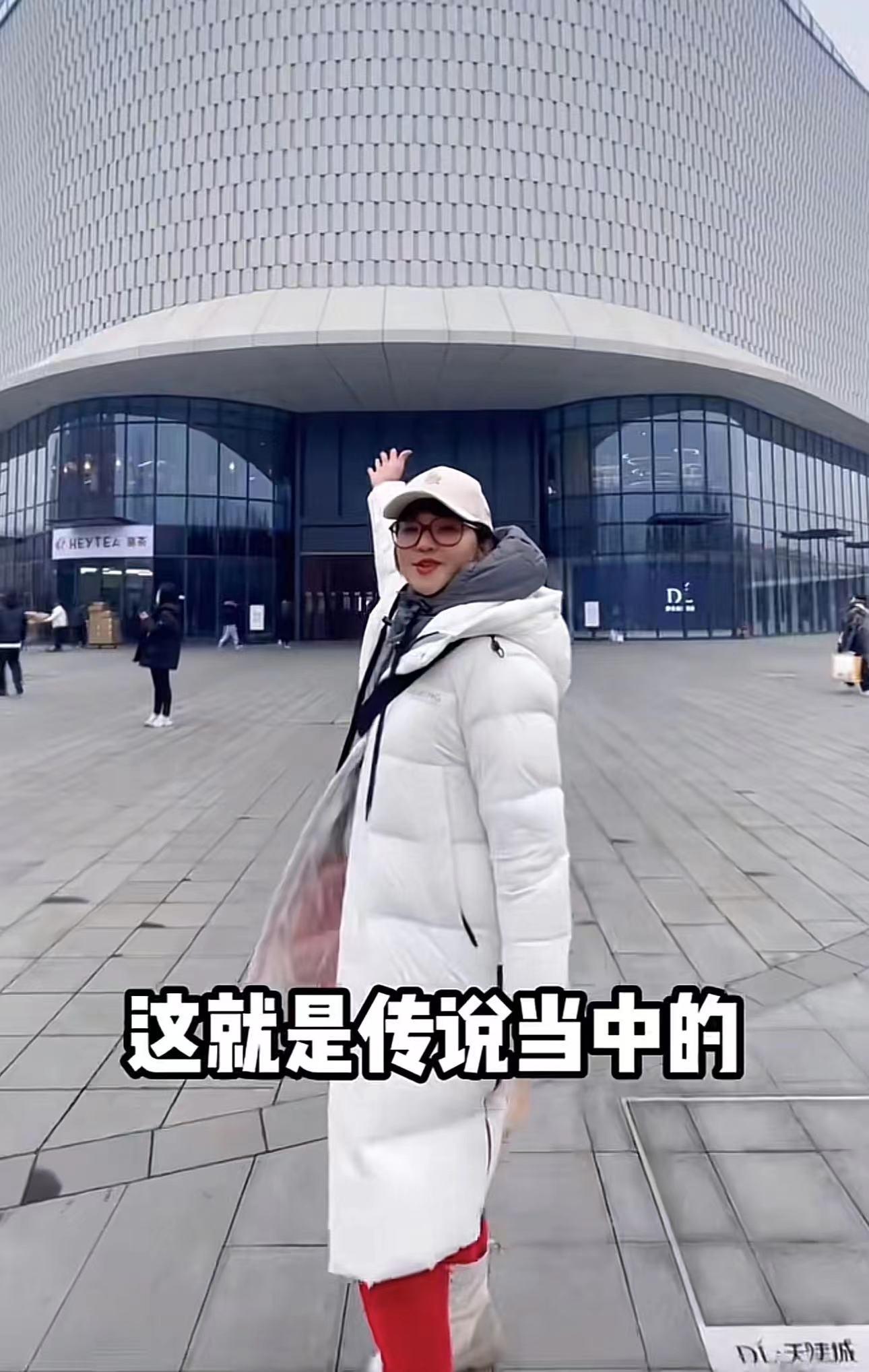 Former CCTV host Fang Qiong went to the supermarket! People come and go ...