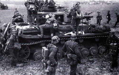 A real tank assault - 25th Panzer Division encounters Red Army T-34 ...