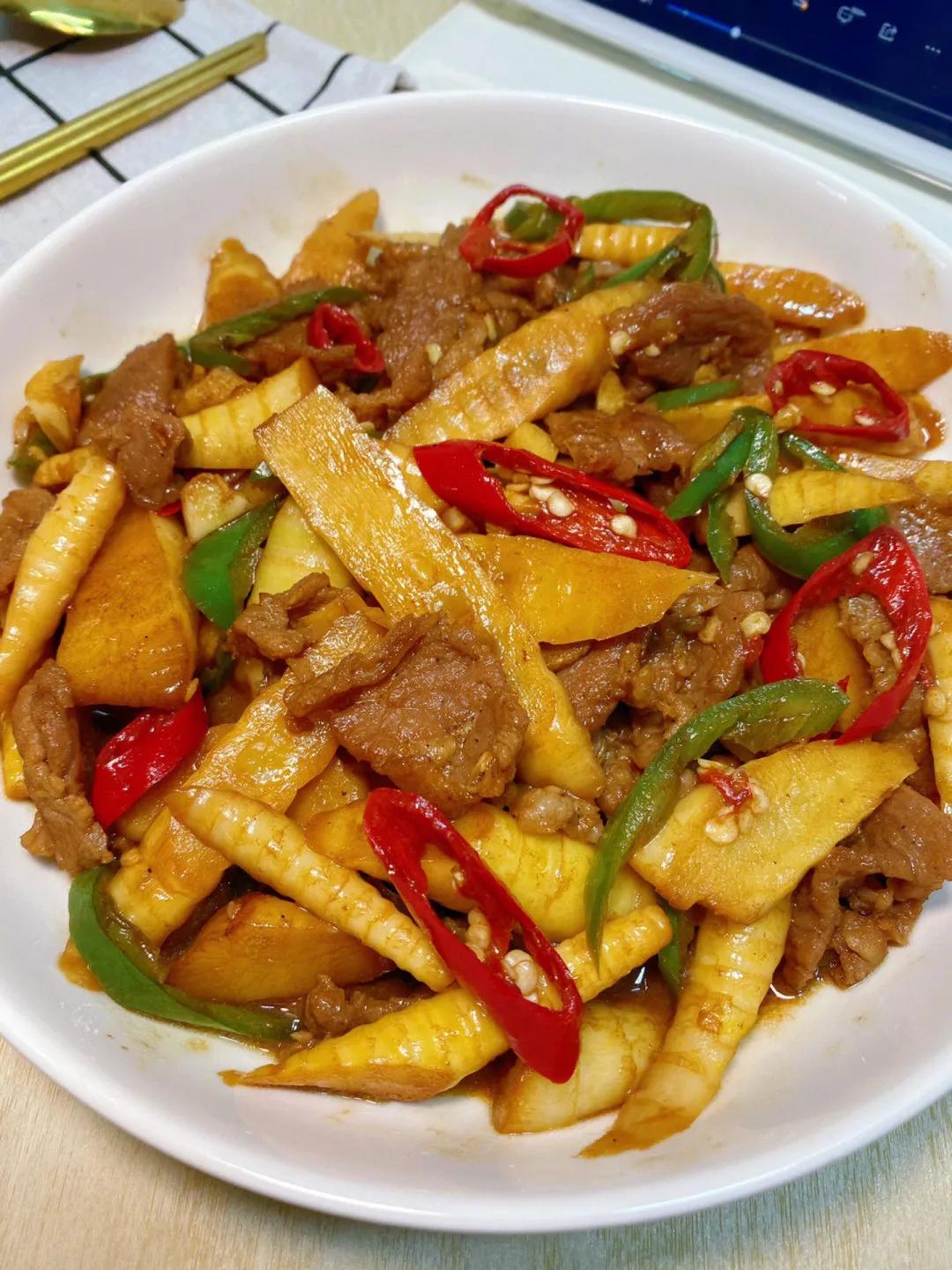 The homecooked recipe of bamboo shoots and beef, spicy and delicious