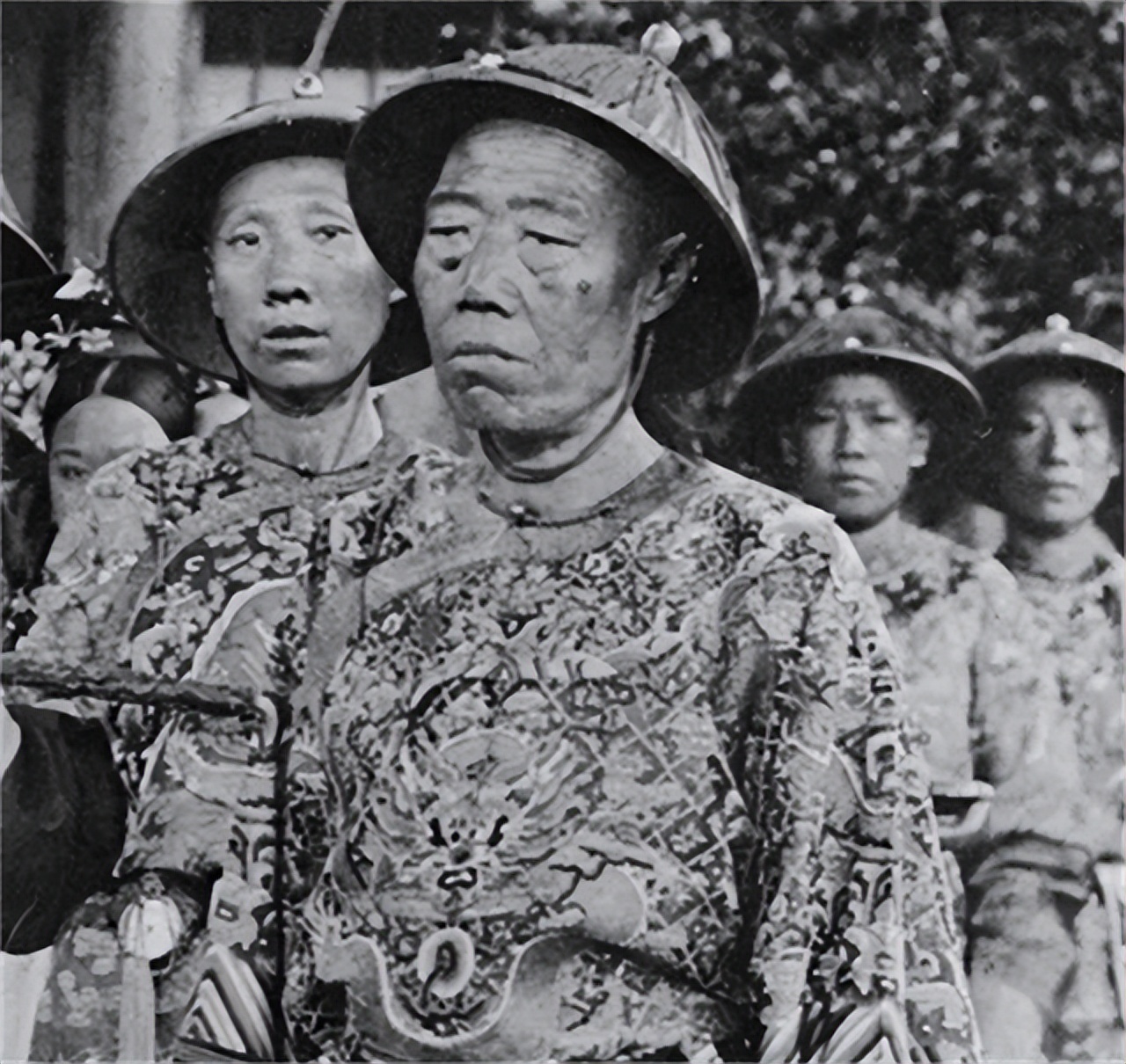 When Guangxu called "Queen Mother", Cixi was not happy. Li Lianying ...