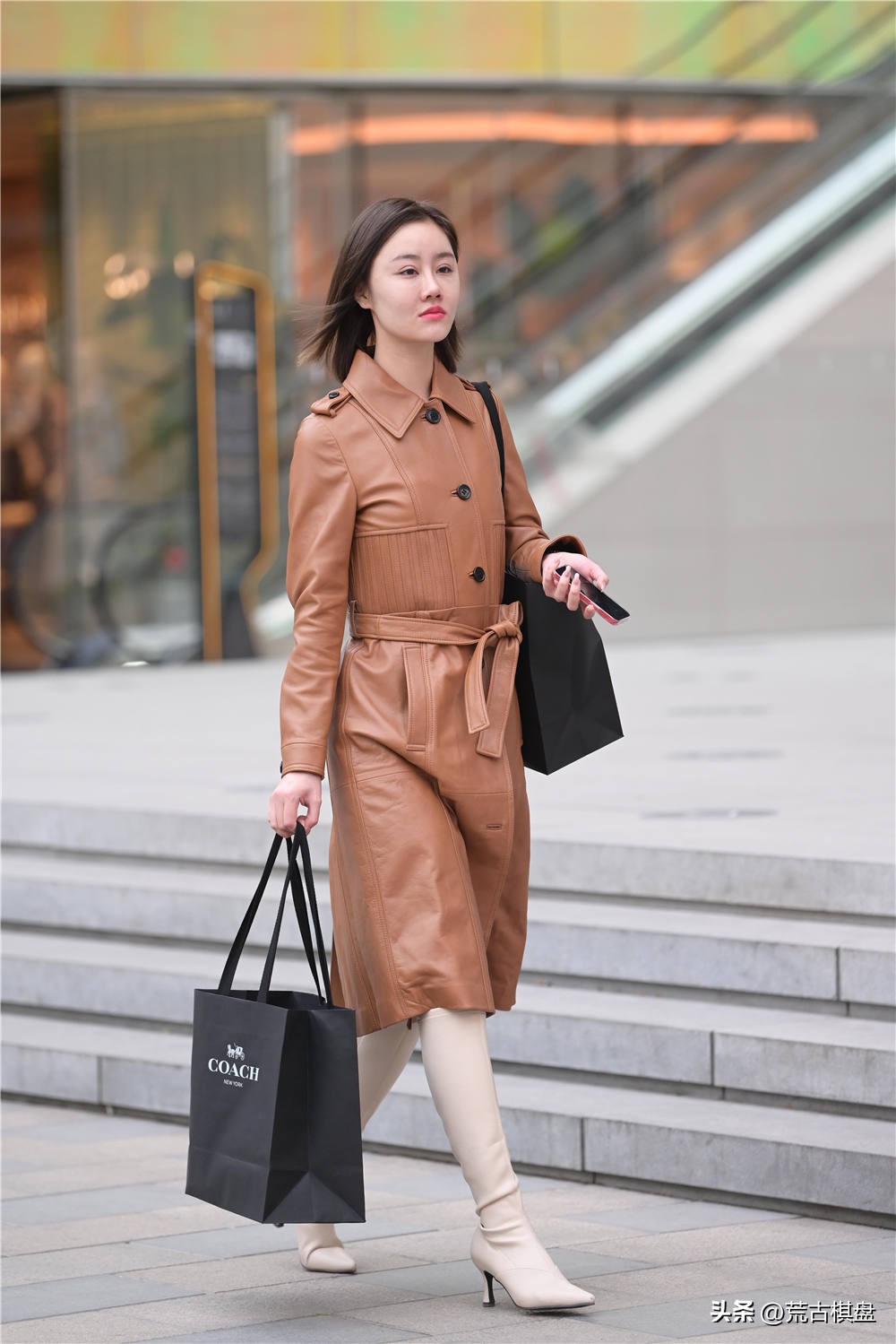 White pointed stiletto boots, with a brown leather coat, can be very delicate in winter iNEWS