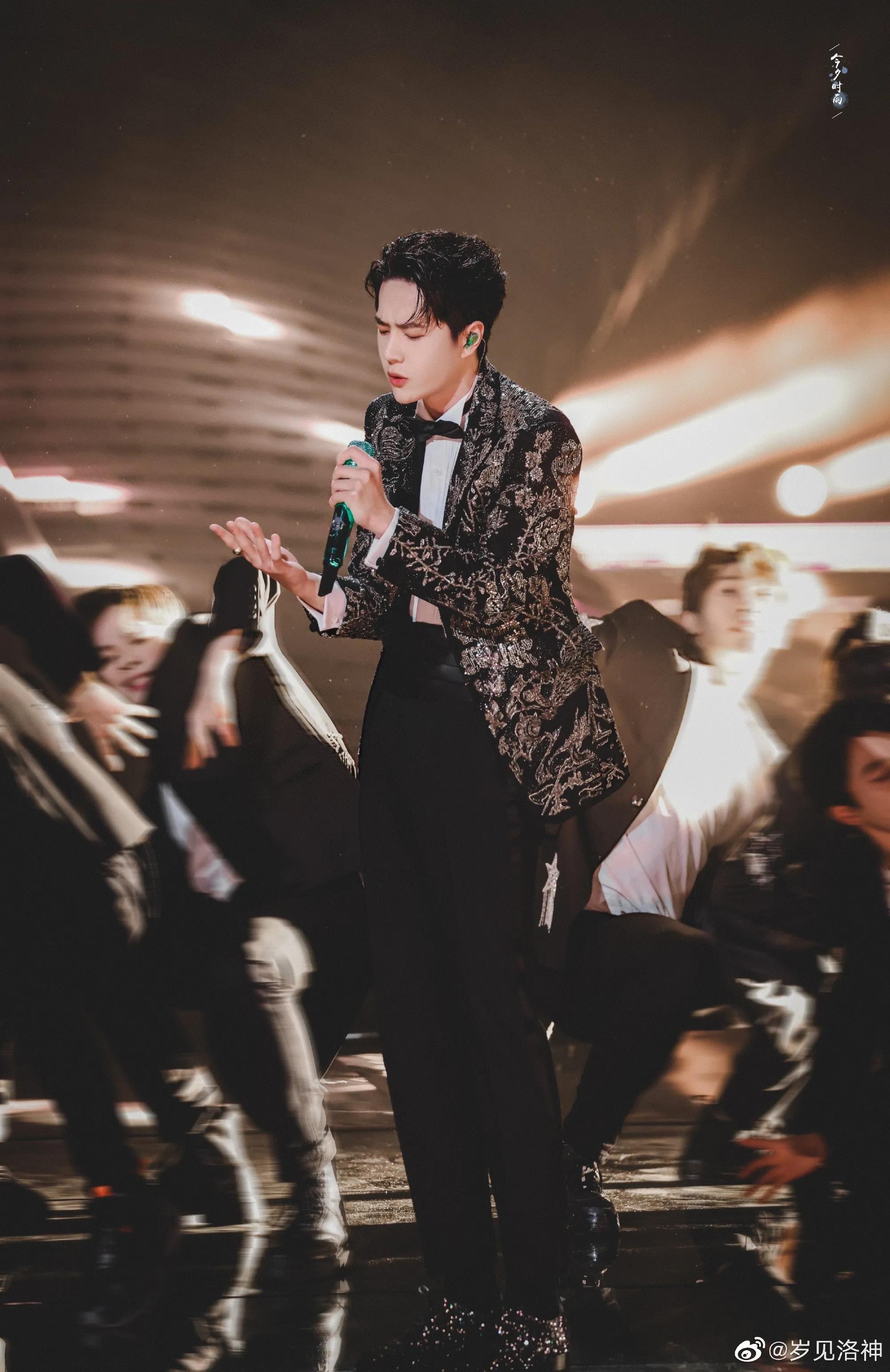Wang Yibo's 2022 New Year's Eve concert, in very good condition, all ...