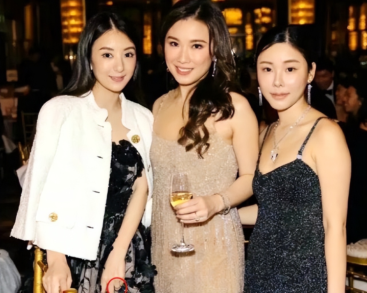 Fang Yuan attended the charity party of the rich group, and has entered ...