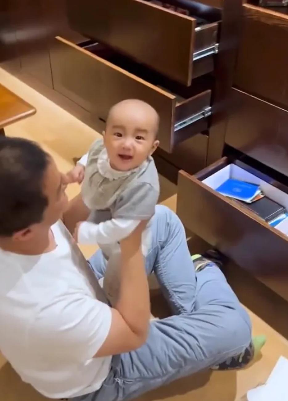 Haiha Jinxi posted a family portrait, Li Yapeng embraced his beloved ...