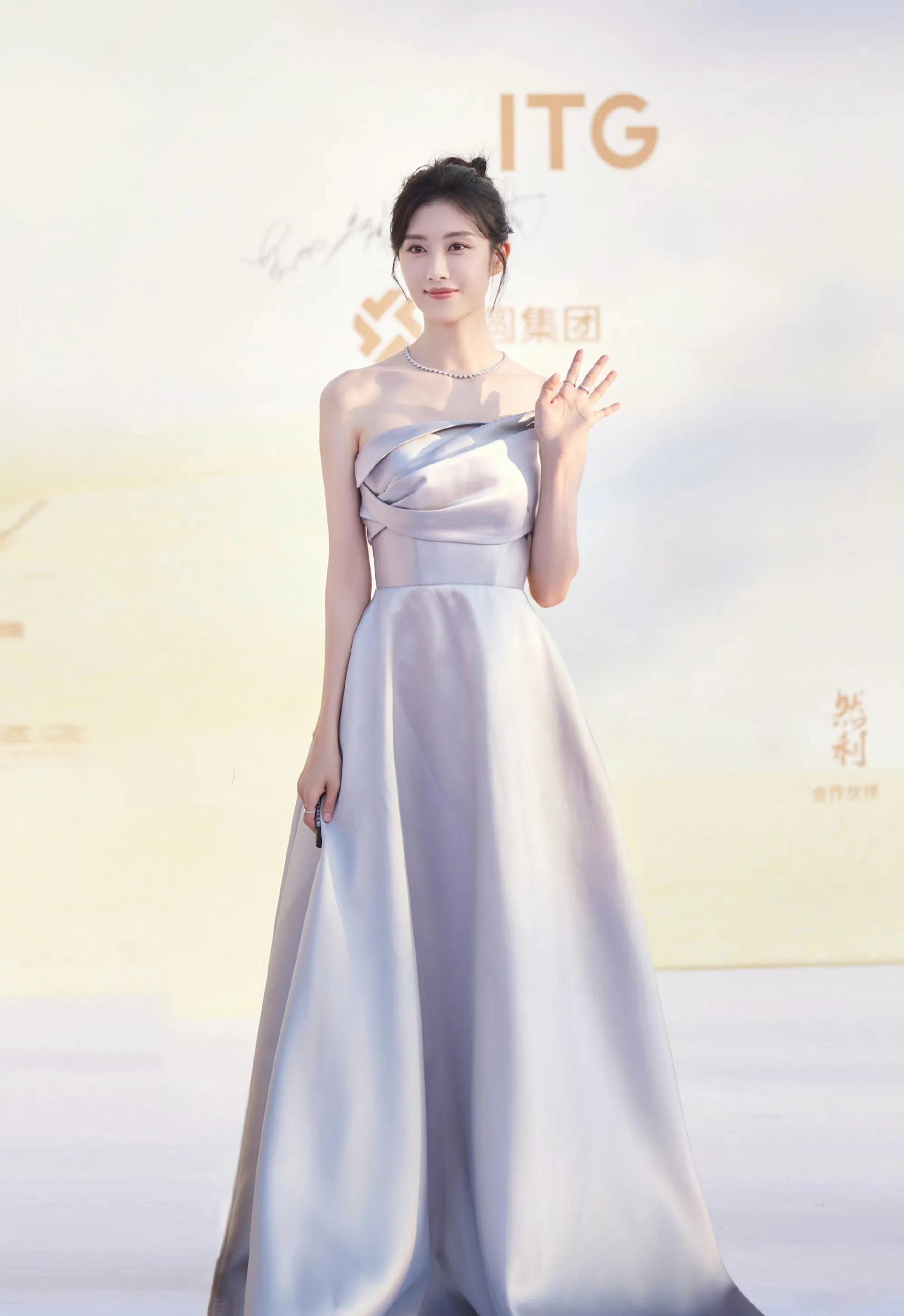 Beautiful actress Cao Feiran - iNEWS