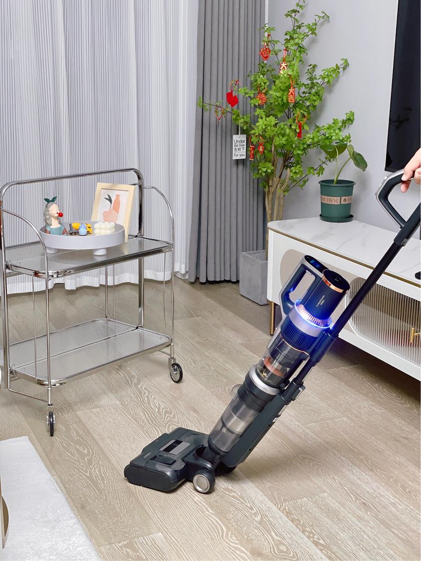 Lake vacuum cleaner is transformed into a cleaning "family bucket", one