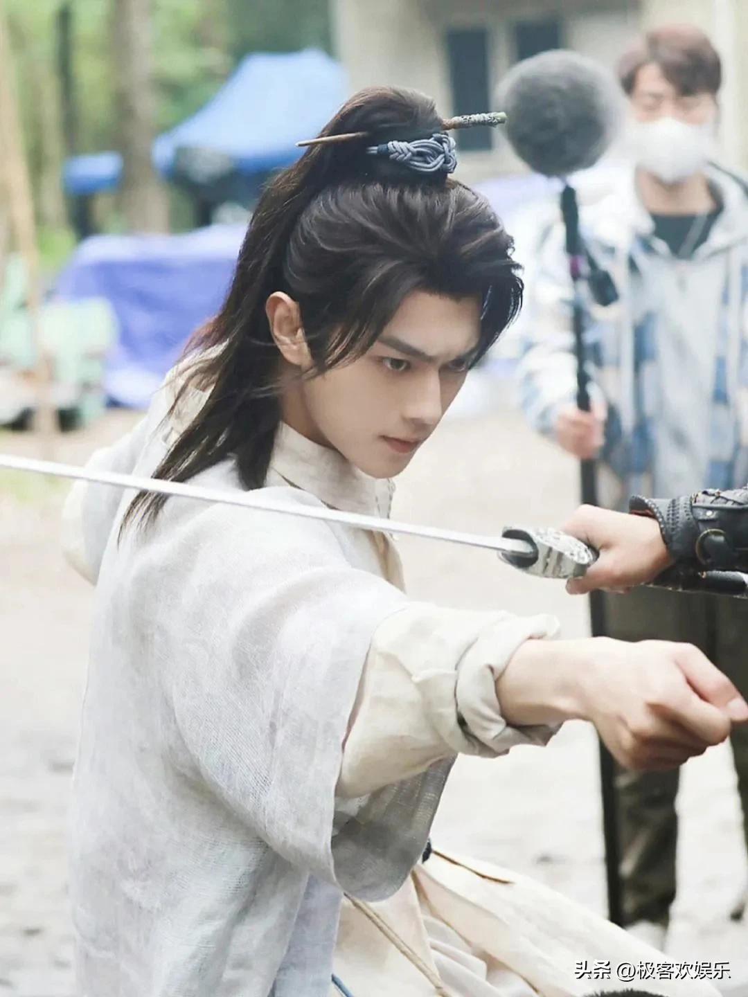 Xu Kai is acting in a costume drama again, and his makeup is full of ...