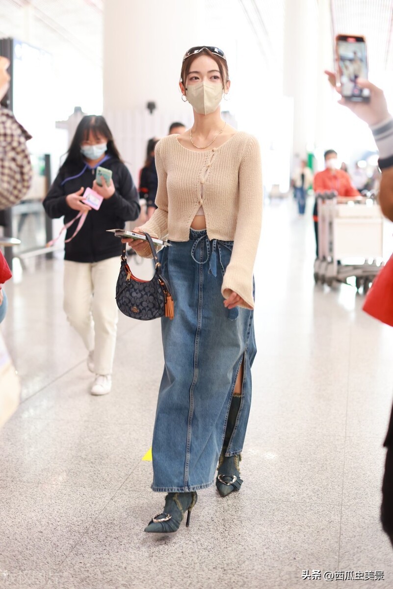 Wu Jinyan's beige sweater and denim skirt, gentle and quiet - iMedia