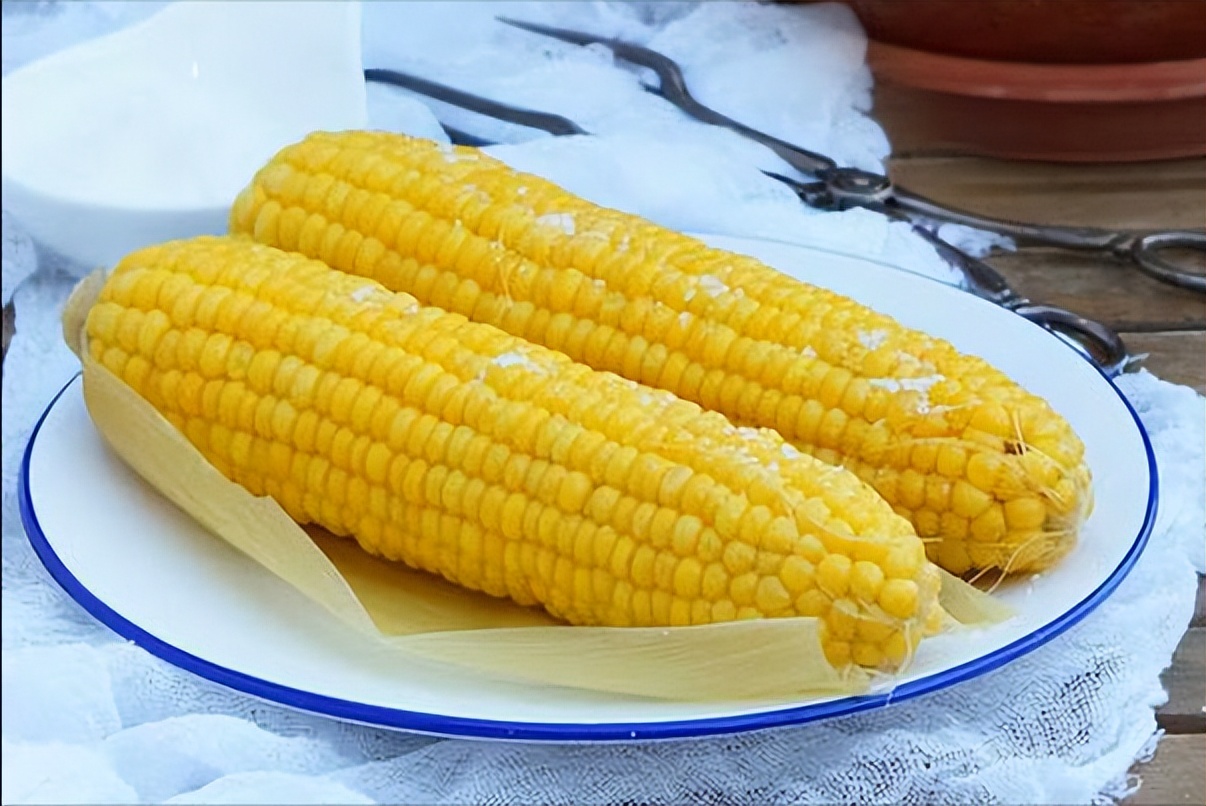 When cooking corn, don't just add water, experts will add 2 more, the ...
