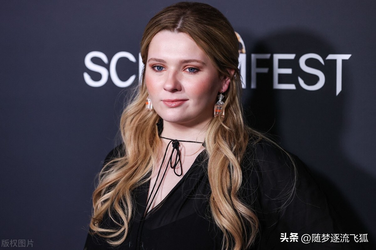 Abigail Breslin's elegant black dress at the world premiere of the ...