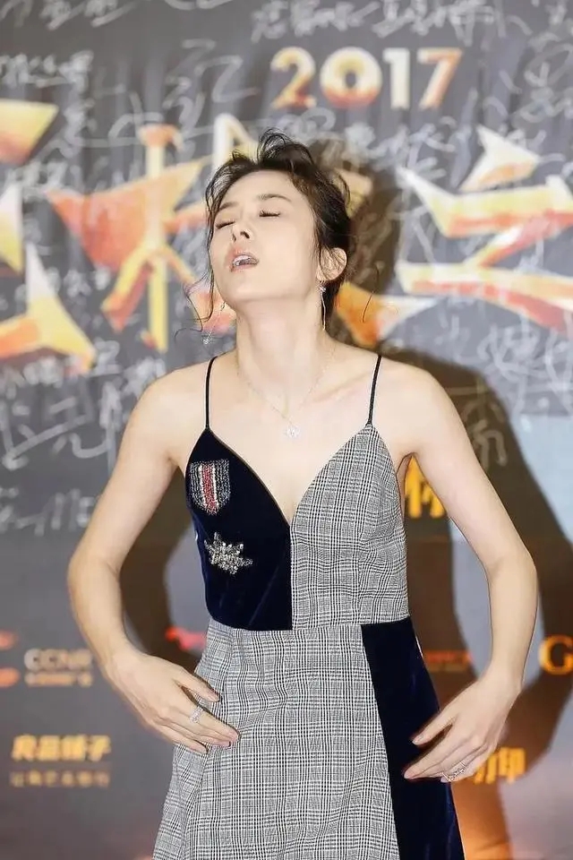 Kneeling and falling down, naked under the skirt, the social death moment of these 3 actresses