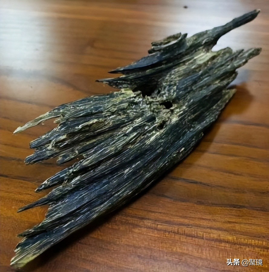 China's youngest collector, agarwood master - Huang Xiaofeng - iNEWS