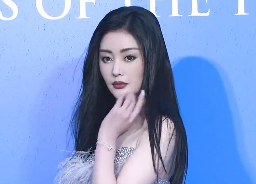 It's the red carpet again! Yang Zifeng is messy, Yin Tao's breasts are ...