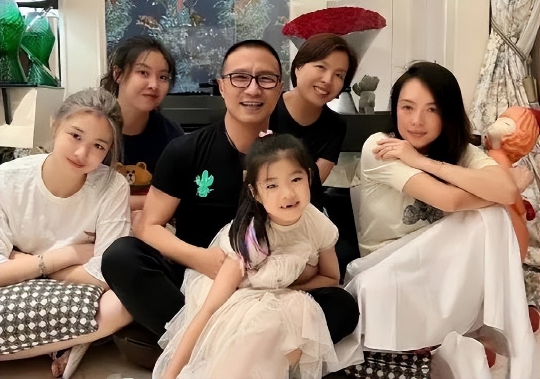 Wang Feng seldom posted family photos, Zhang Ziyi looked haggard, and