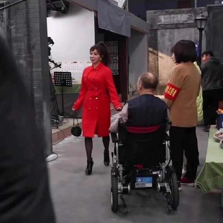 Three generations of old, middle-aged and young actresses, who is the