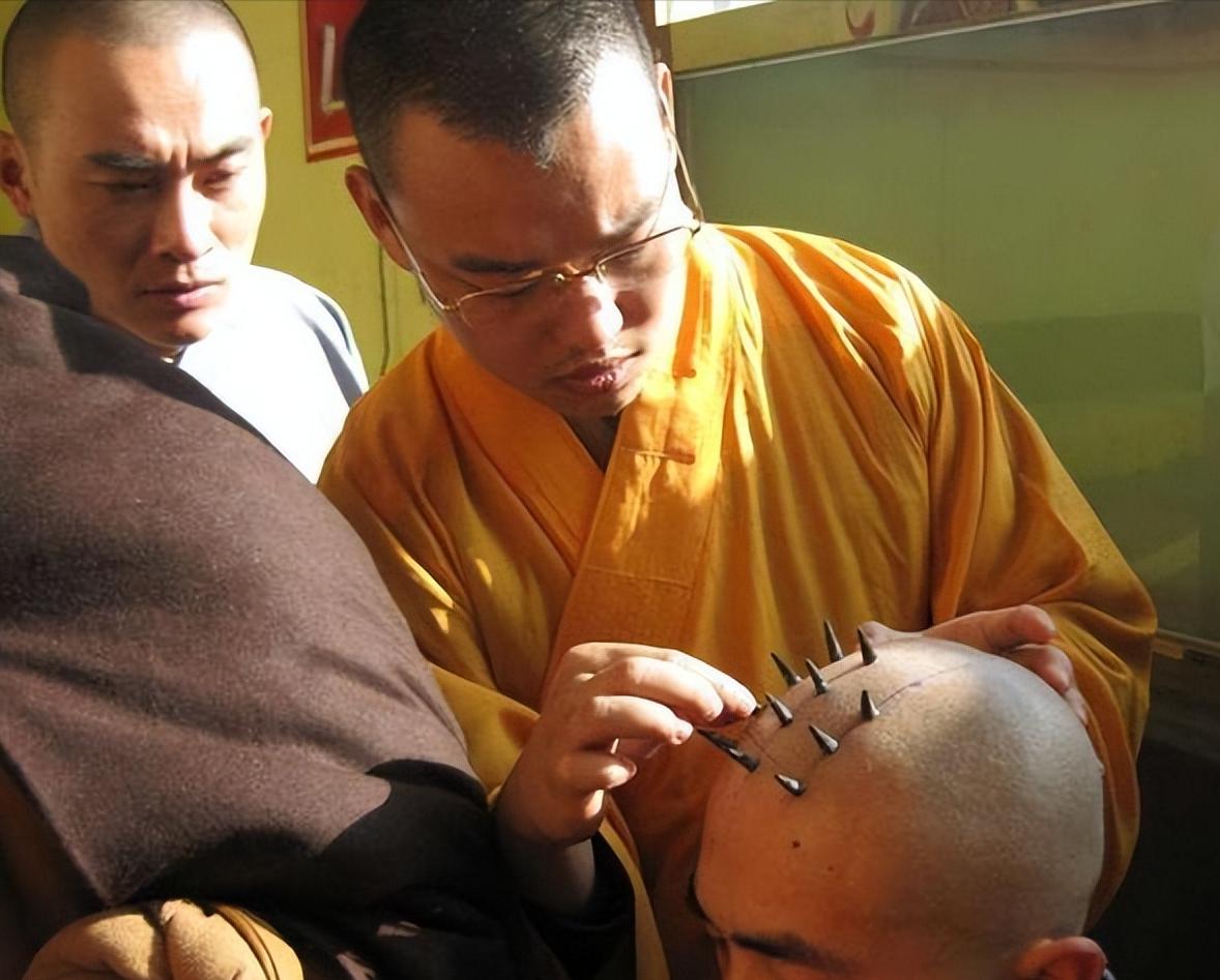 What does the dot on the monk's head mean?How did it burn? iNEWS