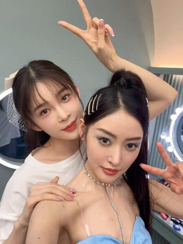 Zhang Qiang called Zhao Yingzi "daughter", the group photo was too ...