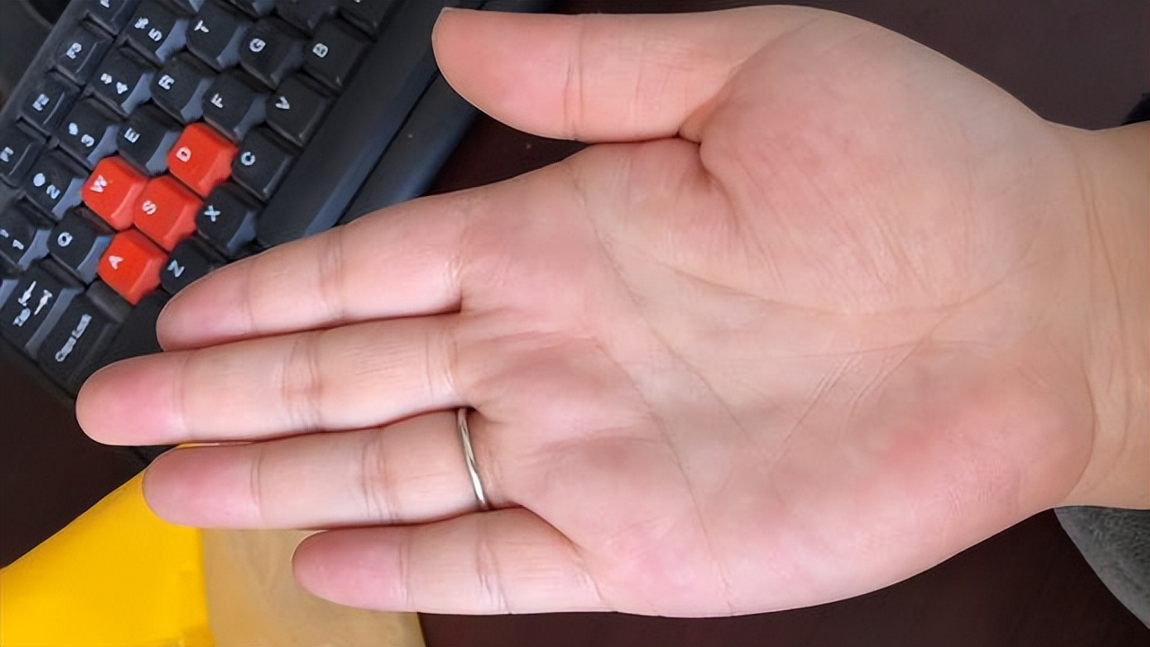 As the saying goes, "Tic tac toe marks on the hand, windfall money