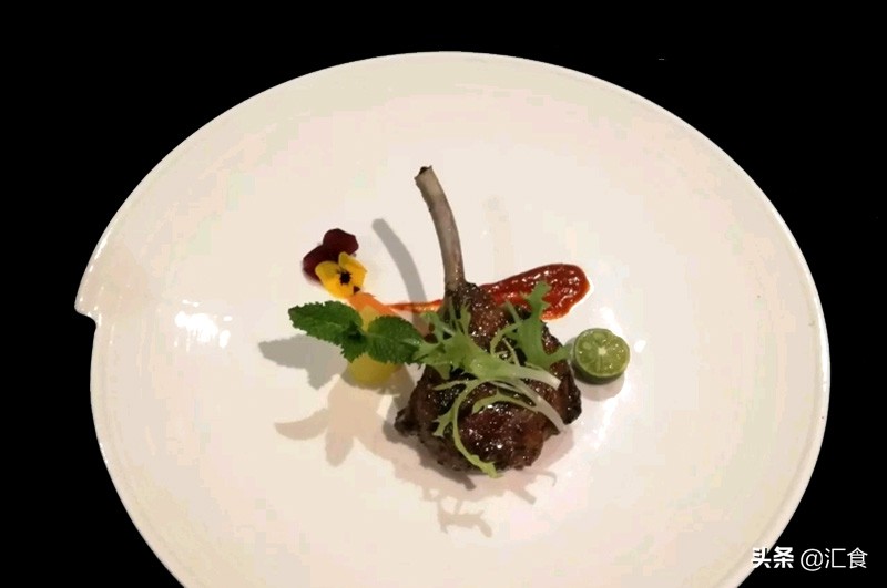 Fried prawns with soy sauce, lamb chops with herbs, sweet bean paste